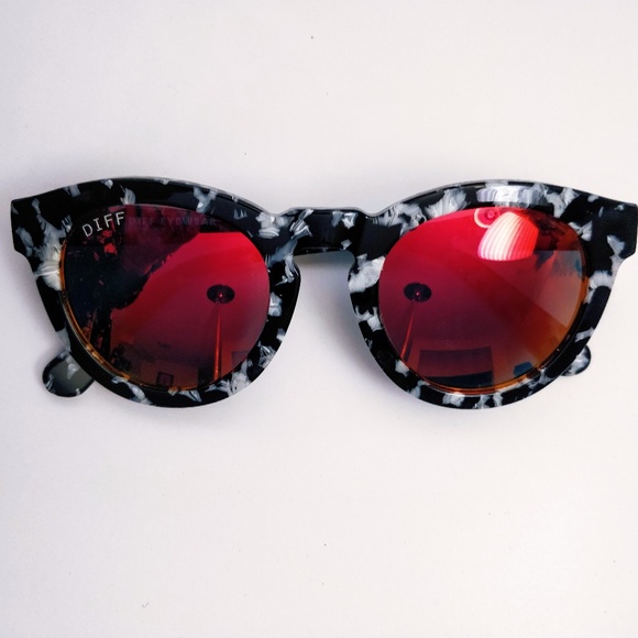 DIFF Red Mirrored Round Sunglasses - Picture 3 of 3